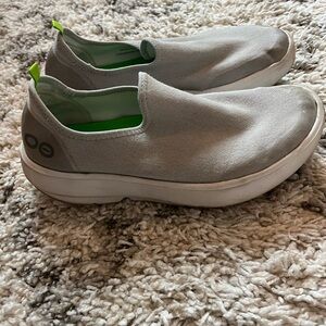 OOFOS WOMEN'S OOMG EEZEE LOW SHOE Size 8 Gray